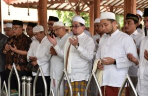 Habib Salim Segaf Ziarah dan Tahlil di Makam Sunan Gresik