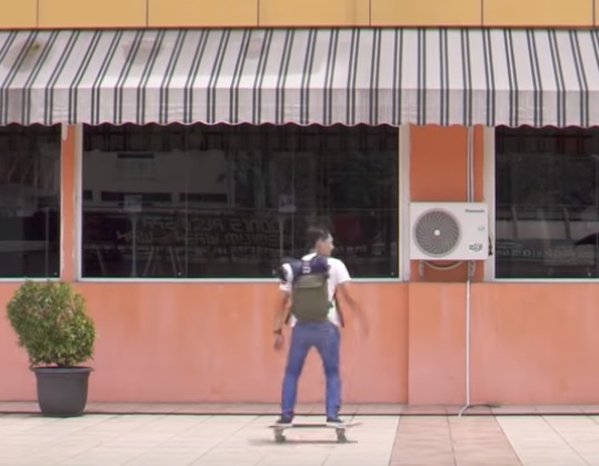 seo gopay naik skateboard