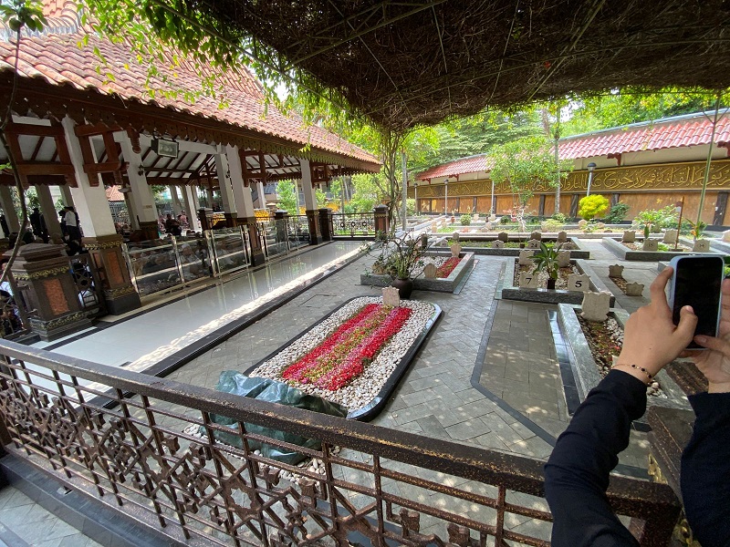 Jejak Ulama dan Keturunan Pejuang Bangsa di Makam Tebuireng Jombang